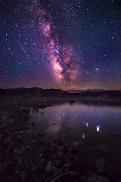 夜天の川のカリフォルニア州のモノ湖を風景します。 — ストック写真