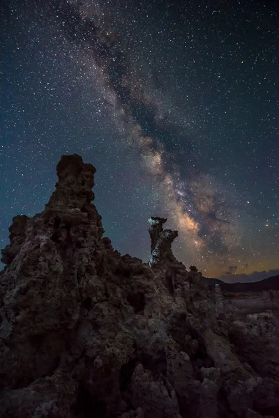 Озеро моно на ніч Чумацький шлях Каліфорнії пейзажі — стокове фото