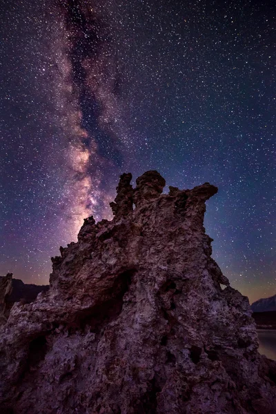 Моно-озеро ночью Млечный Путь Пейзажи Калифорнии — стоковое фото