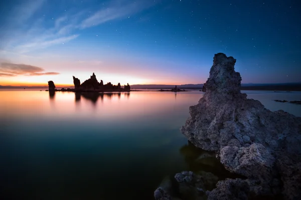 Calm Waters of Mono Lake at Sunrise — Stock Photo, Image