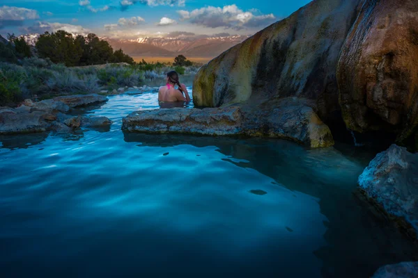 Avslappnande bad på Sunrise travertin Hot Springs Bridgeport Calif — Stockfoto