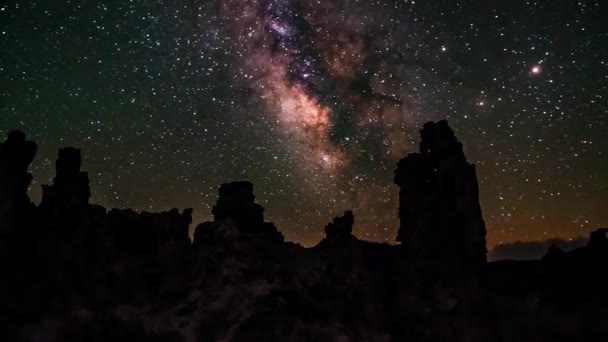 在夜晚银河系加利福尼亚州莫诺湖的风景 — 图库视频影像