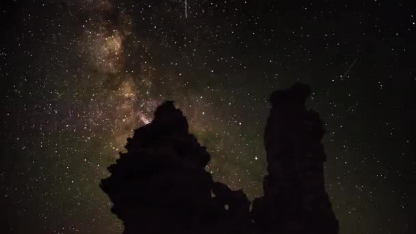 在夜晚银河系加利福尼亚州莫诺湖的风景 — 图库视频影像