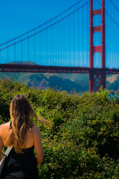 Mujer mirando el puente Golden Gate —  Fotos de Stock
