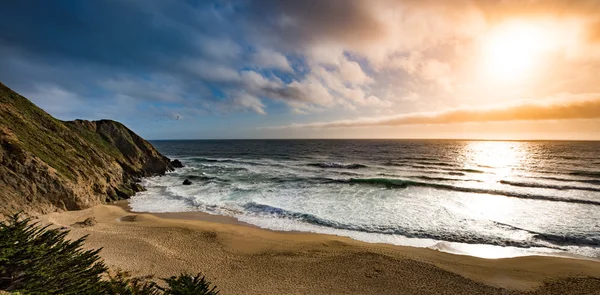 Szary Whale Cove Beach w stanie Kalifornia — Zdjęcie stockowe