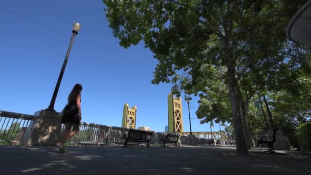 Sacramento Californië Promenade rivier lopen — Stockvideo