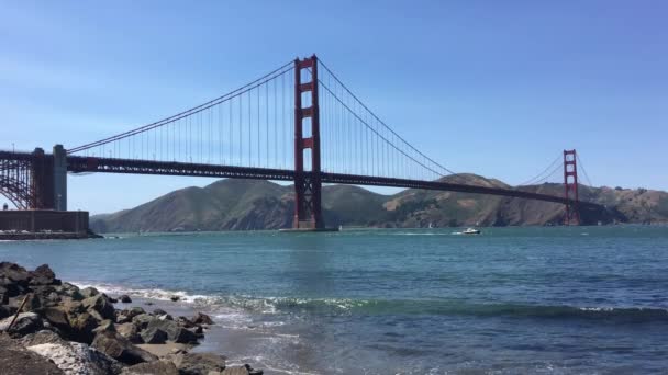 Golden Gate Bridge, jak je patrné z Fort Point — Stock video