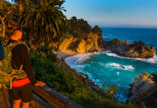 Tourist looking at McWay Falls Big Sur California — Stock Photo, Image