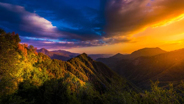 Generaller otoyol Sequoia National Park yakınındaki Amphith üzerinden görüntülemek — Stok fotoğraf