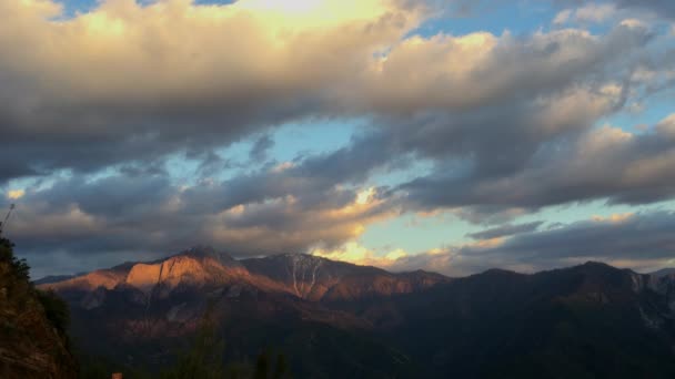 Castillo Rock Spire al atardecer — Vídeos de Stock