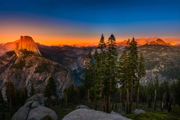 Εθνικό πάρκο Yosemite Half Dome φωτίζεται από την δύση του ηλίου φως παγετώνα Poi — Φωτογραφία Αρχείου