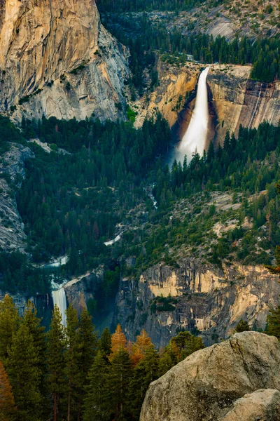 Nevada y Vernal Falls Parque Nacional Yosemite desde Glacier Poin — Foto de Stock