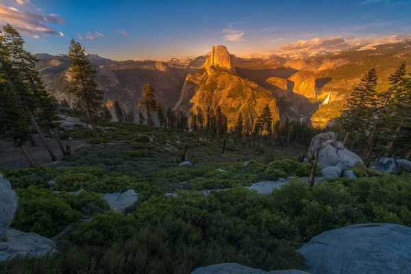 Εθνικό πάρκο Yosemite Half Dome φωτίζεται από την δύση του ηλίου φως παγετώνα Poi — Φωτογραφία Αρχείου