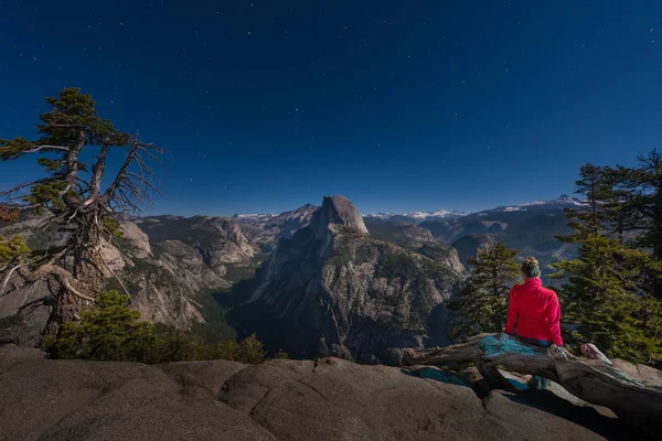 Nuit à Yosemite Girl regardant Demi dôme du Glacier Poi — Photo