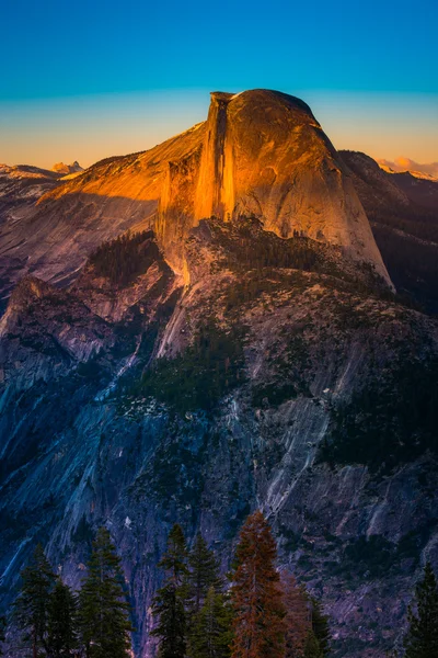 Park Narodowy Yosemite pół kopuła oświetlone przez zachód światło lodowiec UM — Zdjęcie stockowe