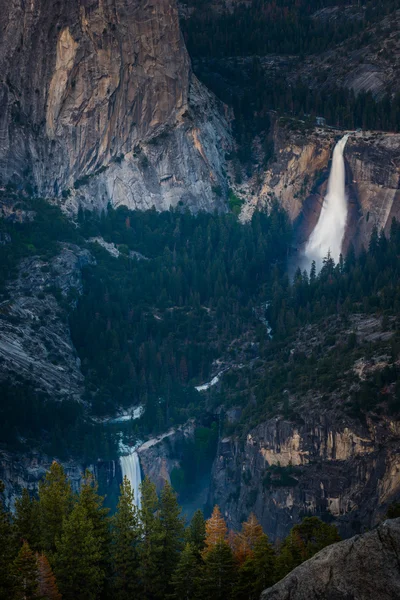 Nevada y Vernal Falls Parque Nacional Yosemite desde Glacier Poin — Foto de Stock