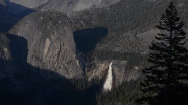 Nevada ve Vernal Falls Yosemite Milli Parkı buzul noktadan
