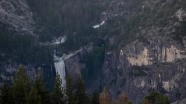 Nevada ve Vernal Falls Yosemite Milli Parkı buzul noktadan