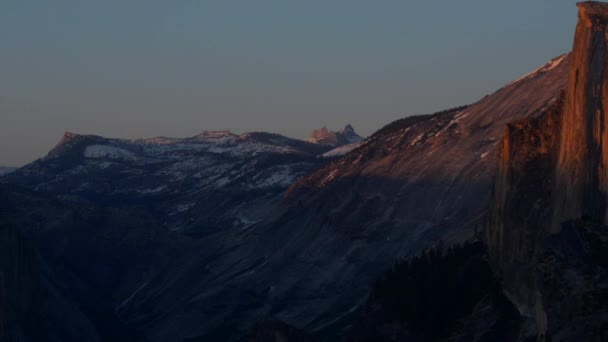 Nemzeti Park Yosemite Half Dome naplemente fény gleccser pont világít — Stock videók