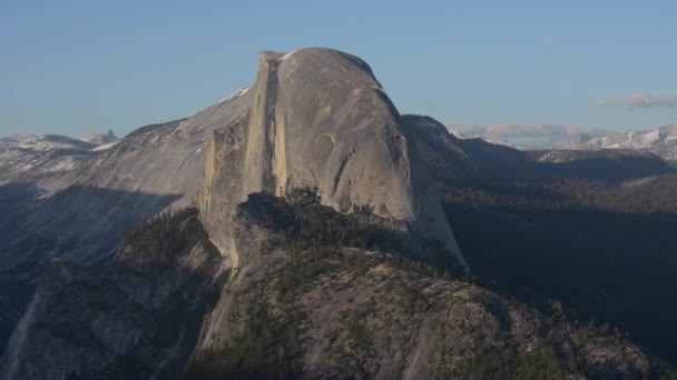 Nationalpark Yosemite halbe Kuppel beleuchtet von Sonnenuntergang Licht Gletscher Punkt — Stockvideo