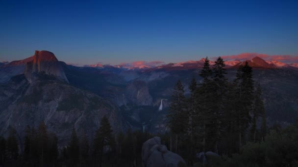 Nationalpark Yosemite halbe Kuppel beleuchtet von Sonnenuntergang Licht Gletscher Punkt — Stockvideo