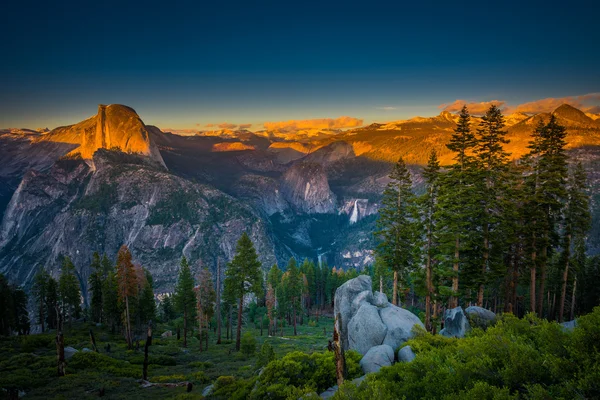 Nationalparken Yosemite halv kupol upplyst av solnedgången ljus Glacier Poi — Stockfoto