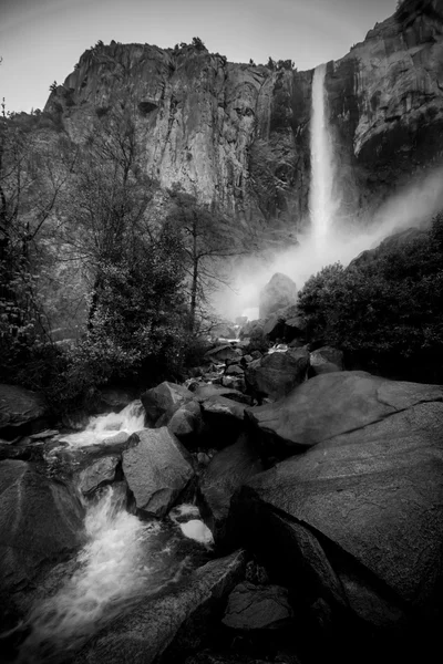 Bidalveil fällt Yosemite-Nationalpark schwarz und weiß — Stockfoto