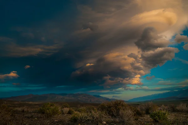 Облака над Белыми горами Калифорнии — стоковое фото