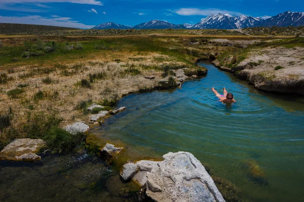 Mujer en Mammoth Hor Springs California con sierras en la espalda — Foto de Stock