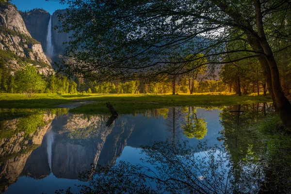 Yosemite Falls Riflessione nel fiume Merced — Foto Stock