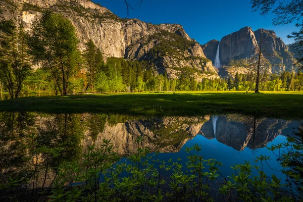 Yosemite Falls Reflection in the Merced River — Stock Photo, Image