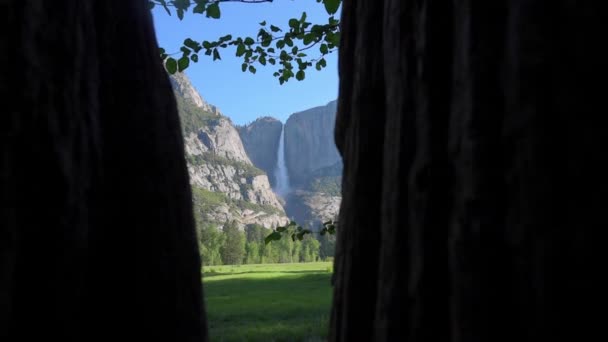 Reflejo de Yosemite Falls en Merced River en Sunrise National Park, California — Vídeo de stock