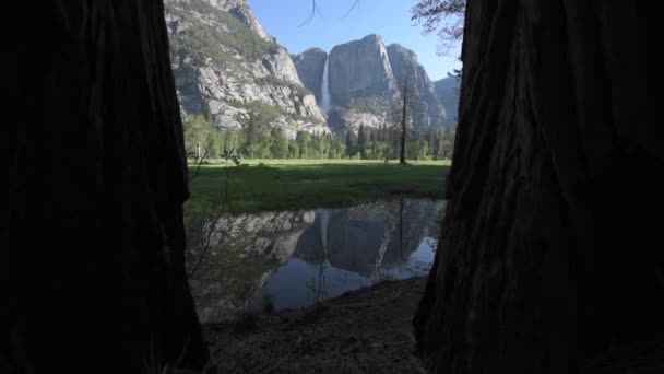 Отражение Йосемити Фоллс в реке Мерсед в Национальном парке Санрайз, Калифорния — стоковое видео