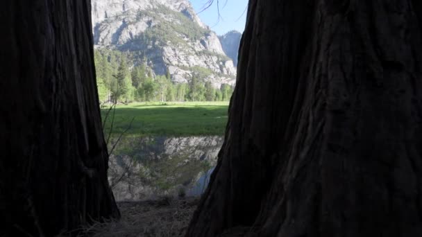 Reflexão das Cataratas de Yosemite no Rio Merced no Parque Nacional Sunrise, Califórnia — Vídeo de Stock