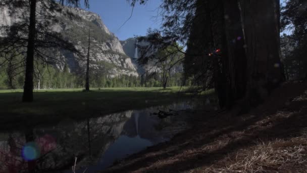 Yosemite Falls reflektion i Merced River på Sunrise National Park, Kalifornien — Stockvideo
