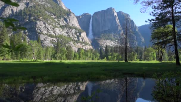 在默塞德河日出国家公园，加利福尼亚约塞米蒂瀑布反射 — 图库视频影像