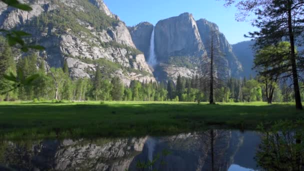 Reflexão das Cataratas de Yosemite no Rio Merced no Parque Nacional Sunrise, Califórnia — Vídeo de Stock