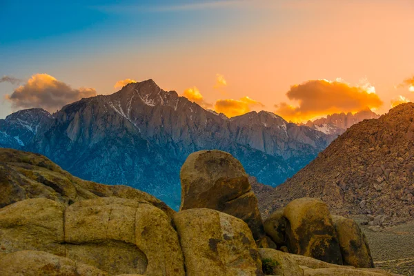 Alabama Hills en Sunset Mt Whitney en el fondo — Foto de Stock