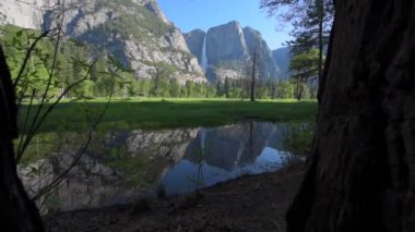 Yosemite Falls yansıma Merced River gündoğumu Milli Parkı, Kaliforniya