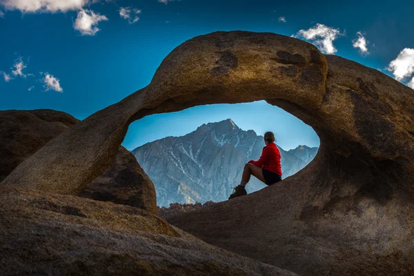 Kadın turist Mobius Arch Alabama Hills — Stok fotoğraf