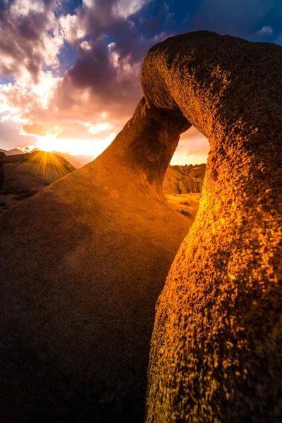Mobius Arch op zonsondergang Alabama Hills — Stockfoto