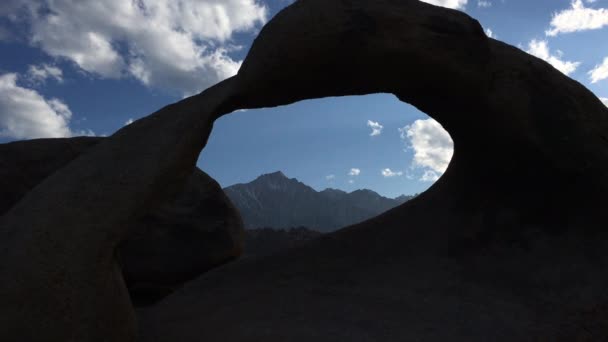 Mobius Arch günbatımı Alabama Hills adlı — Stok video