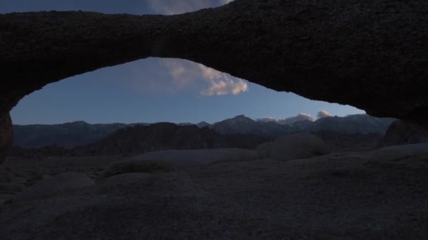 Svarv Arch Alabama Hills — Stockvideo