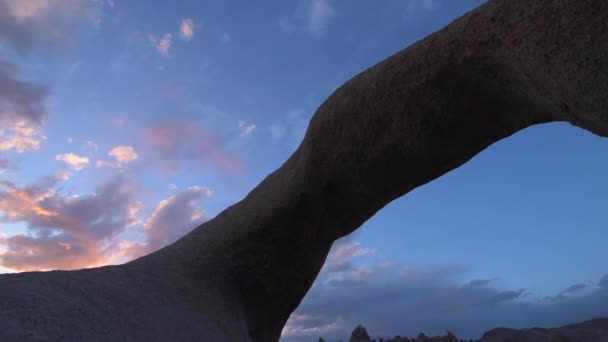 Pino solitario de Mobius arco Alabama Hills California — Vídeos de Stock