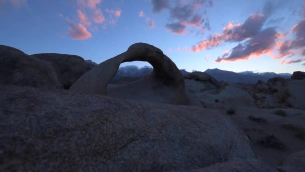 Pino solitario de Mobius arco Alabama Hills California — Vídeos de Stock