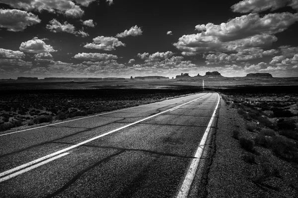 Hwy 163 toward Monument Vally Forrest Gump Point Black and White — Stock Photo, Image