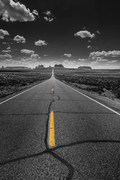 Hwy 163 toward Monument Vally Forrest Gump Point selective satur — Stock Photo, Image