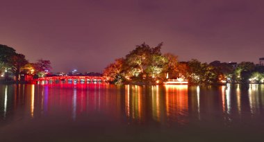 Hoan Kiem Gölü 'ndeki Kırmızı Köprü Ngoc Son tapınağını göl kenarına bağlıyor.