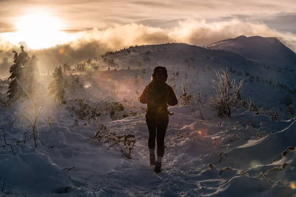 Backpacker Frau Auf Dem Babia Gora Trail Winterwandern — Stockfoto