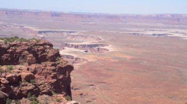 kanyonun kenarında oturan kız